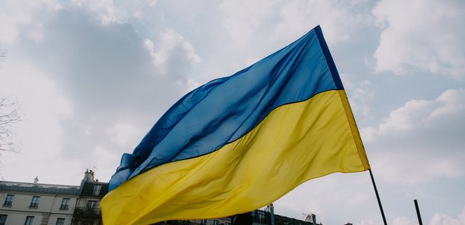 Найменше українці довіряють людям інших політичних поглядів, найбільше – родичам: опитування