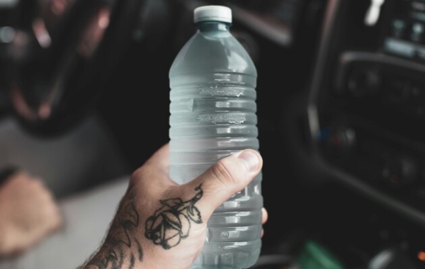 У бутильованій воді виявлено величезну кількість нанопластику – вчені