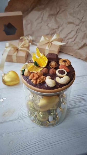 Горішки у декорі кришки баночки складно відрізнити від справжніх 1