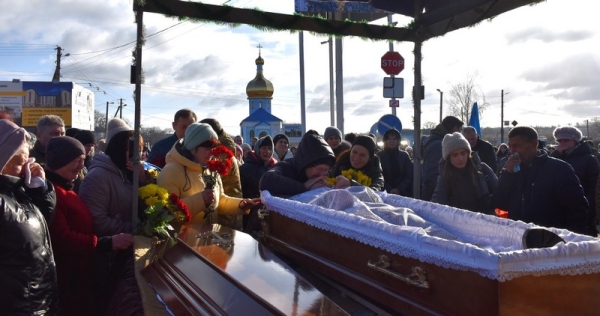 Євгенія Литвиненка поховали з усіма почестями на місцевому кладовищі 1