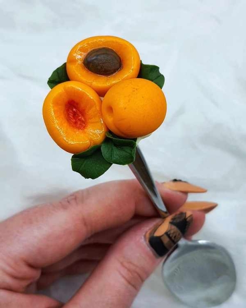 Дуже апетитний вигляд мають абрикоси у декорі ложечки 1