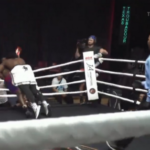 Викинув суперника за ринг і полетів сам: боксерський поєдинок суперважковаговиків завершився божевільною розв'язкою (відео)