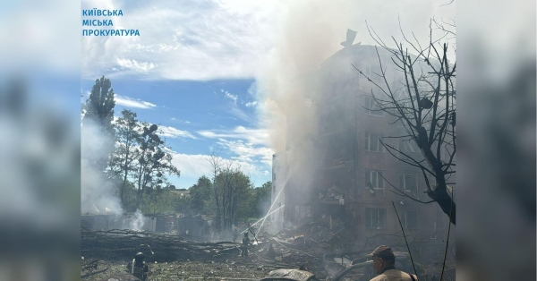 У Києві вибухом зруйновано цілий під'їзд житлового будинку, з-під завалів чути крики (відео)