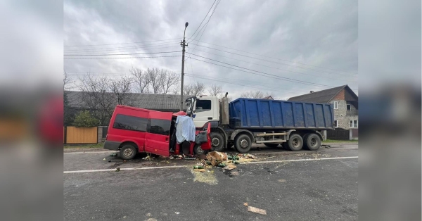 Смертельна ДТП на Закарпатті: зіткнулися вантажівка та мікроавтобус, загинули двоє людей