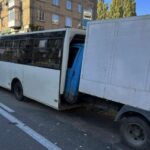 Моторошна ДТП у Києві: в годину пік вантажівка в’їхала в маршрутку