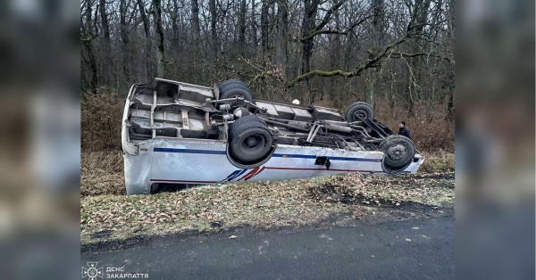 На Закарпатті перевернуся рейсовий автобус: госпіталізовано 9 пасажирів