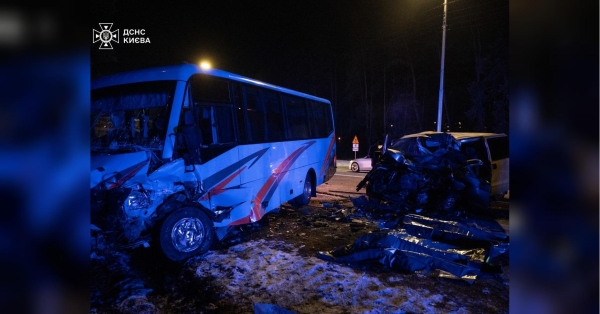 Смертельна ДТП за участю маршрутки у Києві: знадобилася допомога рятувальників (фото)