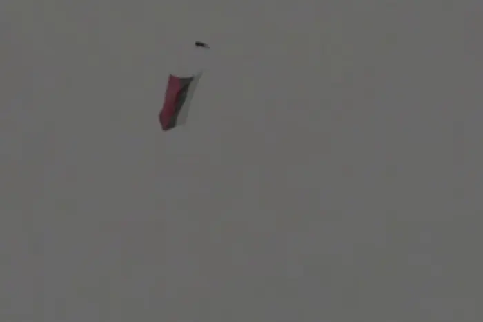 Над Києвом замайорів російський триколор: відео