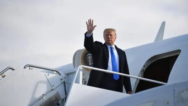 Дивні рухи та повільний спуск сходами: 79-річний Трамп знову привернув увагу до свого здоров’я