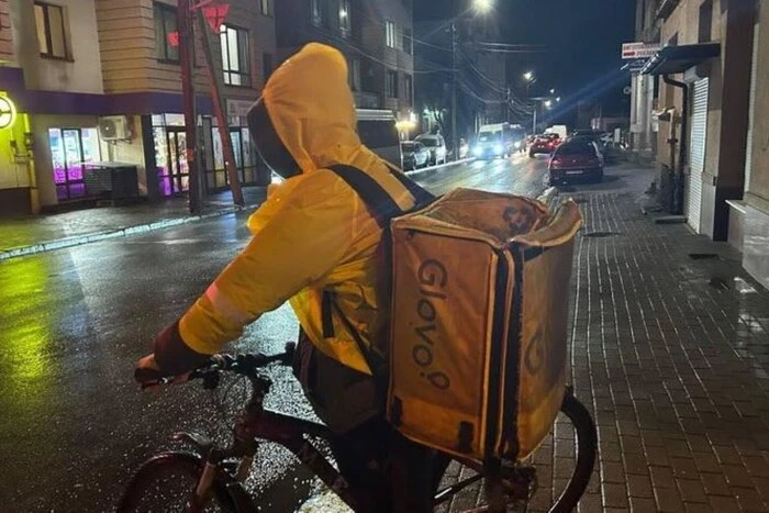 Киянин зробив новорічний подарунок кур’єру Glovo, який напав на нього з кастетом