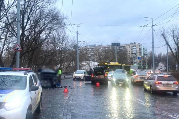 Лобове зіткнення на Подільському узвозі: рух транспорту ускладнено (відео)