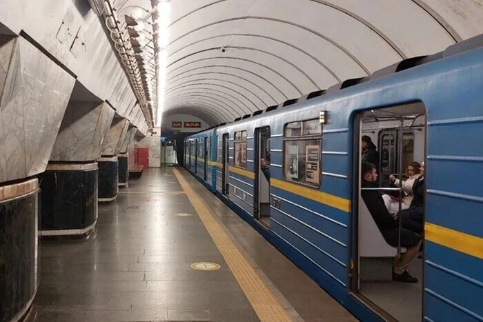 У Києві обмежено рух червоною лінією метро