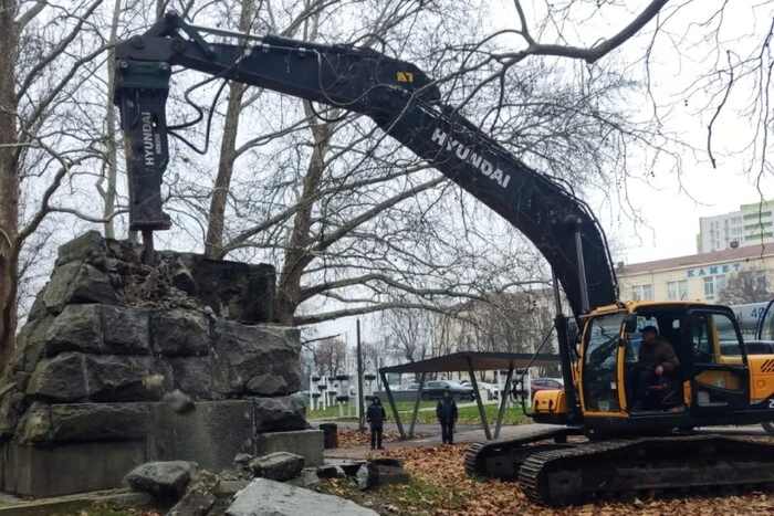 У столиці демонтовано низку постаментів радянських пам’ятників (фото)