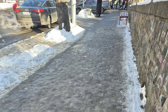 Біля Інституту травматології – суцільна ковзанка. Фоторепортаж із центру Києва