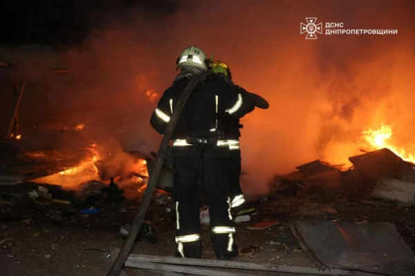 Нічна атака на Дніпропетровщину: троє поранених, пожежі та знеструмлення у містах