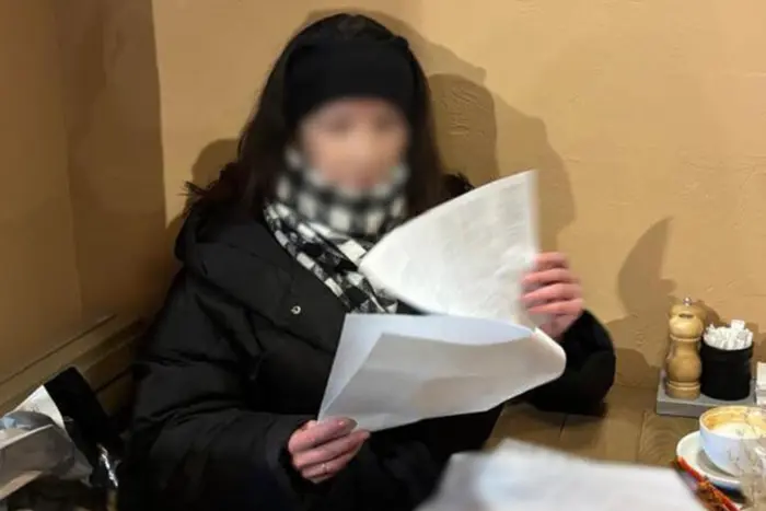 В Києві схопили білоруську шпигунку КДБ, що маскувалась під журналістку.