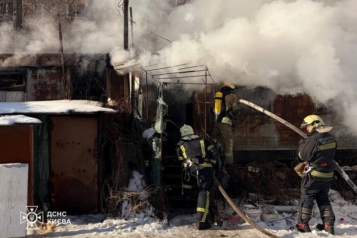 В Оболонському районі сталася пожежа на території одного з будівництв (фото)