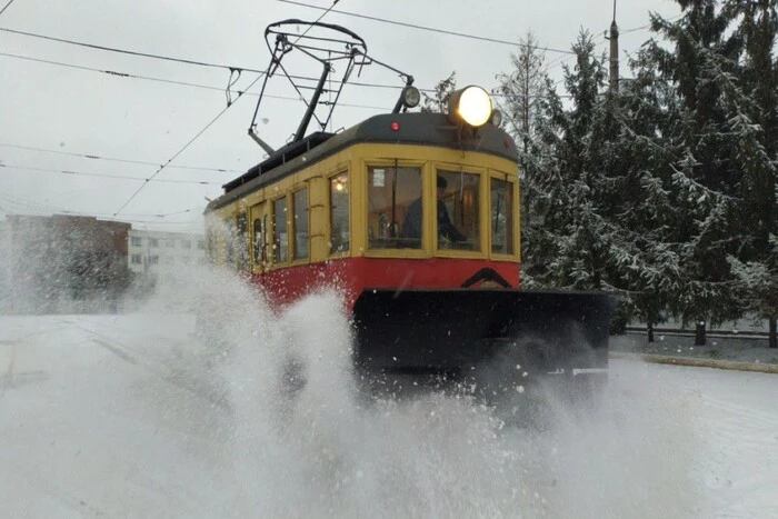 У Києві на трамвайні маршрути вийшла спецтехніка для очищення колій від снігу