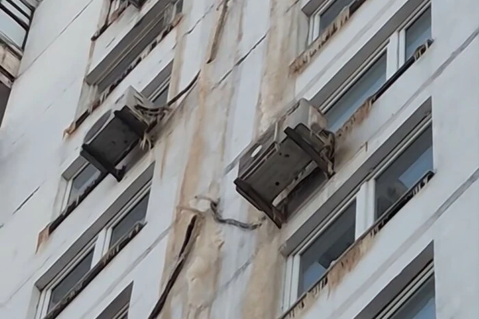 +2 у квартирах і грибок на стінах: як виживають кияни у багатоповерхівках із розірваними трубами