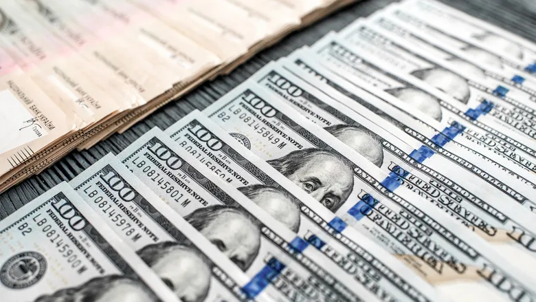 Офіційний курс долара вперше перевищив 43 грн Офіційний курс долара вперше перевищив 43 грн