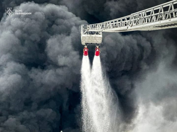 "Якщо потрібно на вулицю - скористайтеся маскою": в одному з районів на Львівщині перевищення оксиду вуглецю після атаки рф