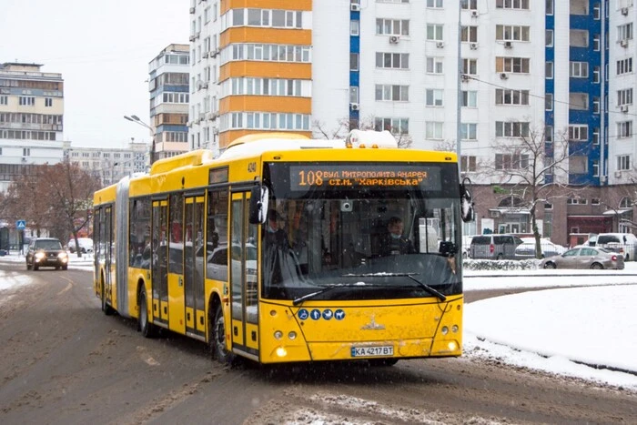 Як курсує транспорт на лівому березі Києва: список автобусів, що замінили тролейбуси та трамваї