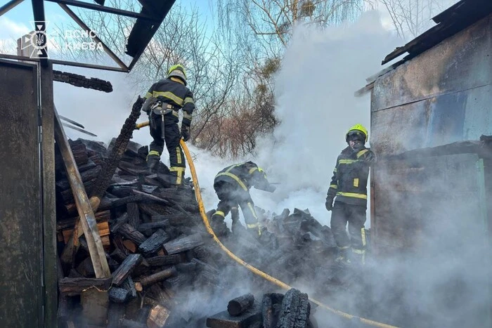 Пожежа у Святошинському районі. На території приватної садиби горіла будівля з дровами