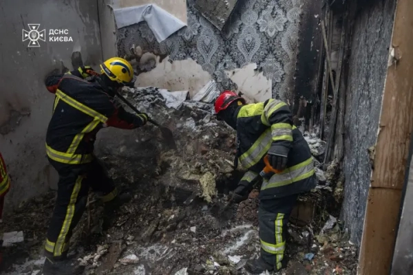 У Києві завершили роботи з ліквідації наслідків <!--more--/>ворожого обстрілу ” loading=”eager” decoding=”async” fetchpriority=”high” style=”color:transparent;margin:0;display:block;width:100%;height:auto” class=”block w-full h-auto max-w-full” width=”1500″ height=”1000″ width=”1500″ height=”1000″ /></p>
<p></span></p>
<p>У місті роботи з усунення наслідків російського обстрілу, який відбувся у ніч на вівторок, 9 січня, були повністю завершені. Про це інформує Головне управління Державної служби України з надзвичайних ситуацій у місті Києві, повідомляє <b>УНН.</b></p>
<h2>Подробиці</h2>
<p>“Завершено заходи з ліквідації наслідків ворожого&nbsp;обстрілу&nbsp;міста. За даними на 17:00, в результаті російського нападу травмовано 25 осіб, серед яких 5 працівників ДСНС. На превеликий жаль, 4 людини померли. 32 людини витягнуто з-під завалів”, – зазначено у повідомленні.</p>
<p>У ДСНС нагадали, що рятувальники працювали з ночі у різних районах Києва.</p>
<p>“Психологи ДСНС Києва надали допомогу приблизно 80 особам. Висловлюємо вдячність рятувальникам, лікарям, психологам, волонтерам та всім, хто допомагав у цей скрутний час”, – повідомили у міській рятувальній службі.</p></p>

<div class=