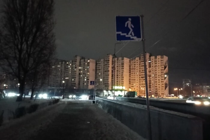 Мешканка Києва поділилася історією про те, як на Позняках містяни та комунальні служби спільними зусиллями вберегли будівлю від холоднечі