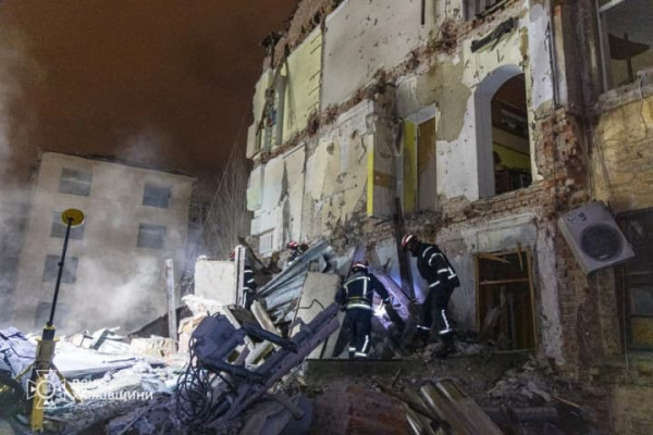 Кількість <!--more--/>жертв російського удару по Харкову зросла до двох: під завалами знайшли жінку” loading=”eager” decoding=”async” fetchpriority=”high” style=”color:transparent;margin:0;display:block;width:100%;height:auto” class=”block w-full h-auto max-w-full” width=”1500″ height=”1000″ width=”1500″ height=”1000″ /></p>
<p></span></p>
<p>Кількість померлих у результаті терористичного акту по Харкову збільшилась до двох. Про це сповістив голова міста Ігор Терехов, повідомляє <b>УНН</b>.</p>
<h2>Деталі</h2>
<p>Згідно з його даними, іншою жертвою нападу, вірогідно, є жінка.</p>
<blockquote>
<p class=