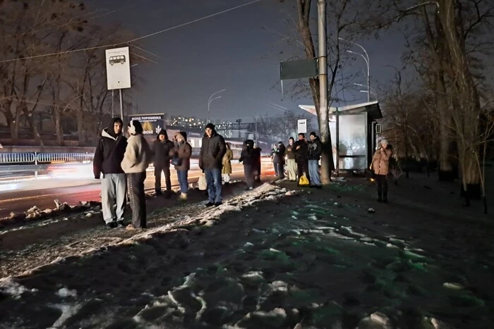 Автобуси замість трамваїв у Києві: пасажири скаржаться на збої у додатках та довге очікування