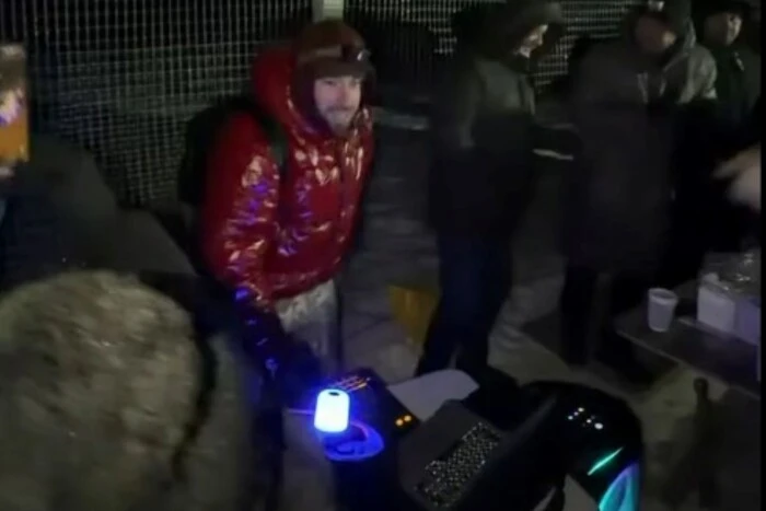 Шашлики й танці. Жителі столичного ЖК влаштували вечірку під час блекауту (відео)