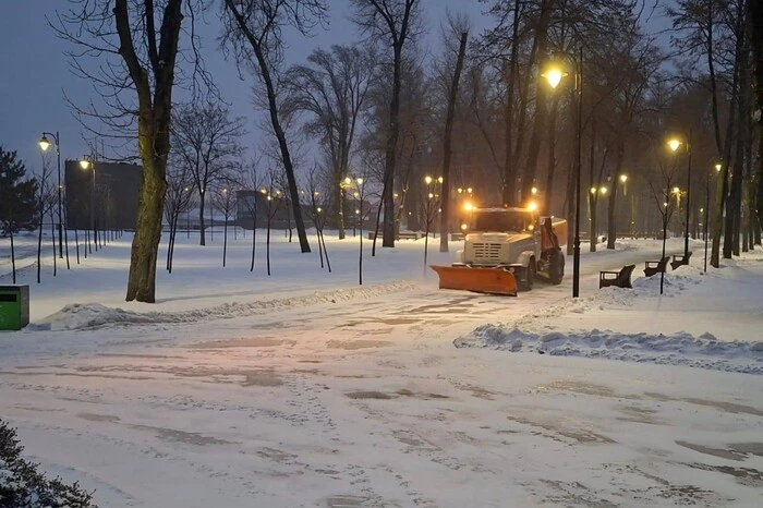 Снігопад у Києві: скільки техніки та комунальників прибирають місто 