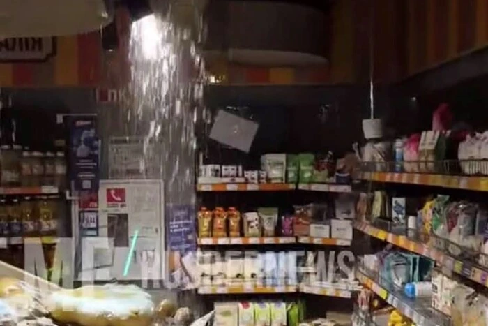 Потоп у крамниці: в київському “Сільпо” на Русанівці лопнули труби (відеозапис)