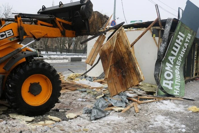 У той період люди мали бодай якийсь заробіток і заняття. Обурення Марії Бурмаки через демонтаж малих архітектурних форм.