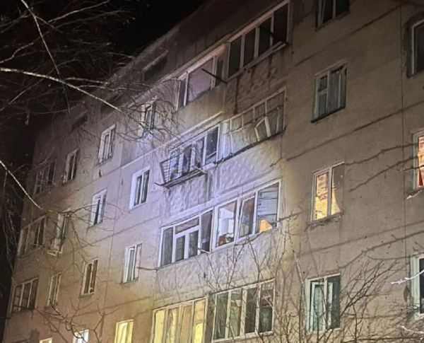 Російський безпілотник вдарив по Чугуєву: зруйновано житло, є травмований.