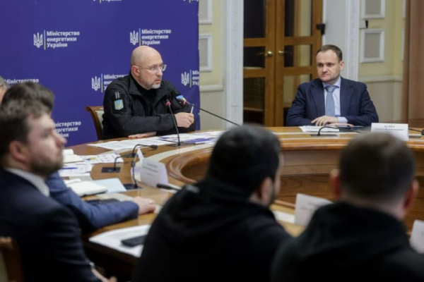 У Києві над відновленням електромереж працюють 63 бригади, понад 220 бригад - над відновленням тепла