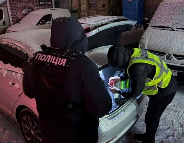 Київ: затримали батька з сином за обіцянку вивезти за кордон за 15 тис. доларів.