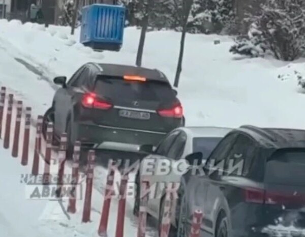 Київ: слизька дорога спричинила ДТП з кількома авто на схилі (відеозапис)