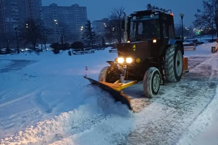 Слизько під снігом: мешканців столиці попередили про небезпеку