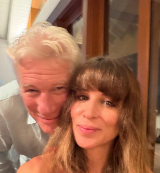 Річард Гір тепло зустрів кохану та засяяв з…