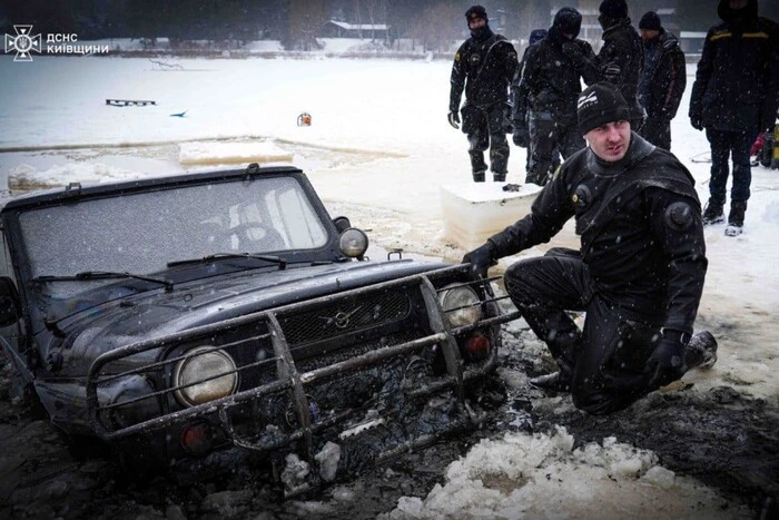 Транспорт з пасажирами затонув в кризі на Київському&hellip;