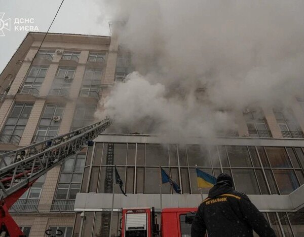 Займання у Києві: горить готель “Дніпро” на Хрещатику (фото)