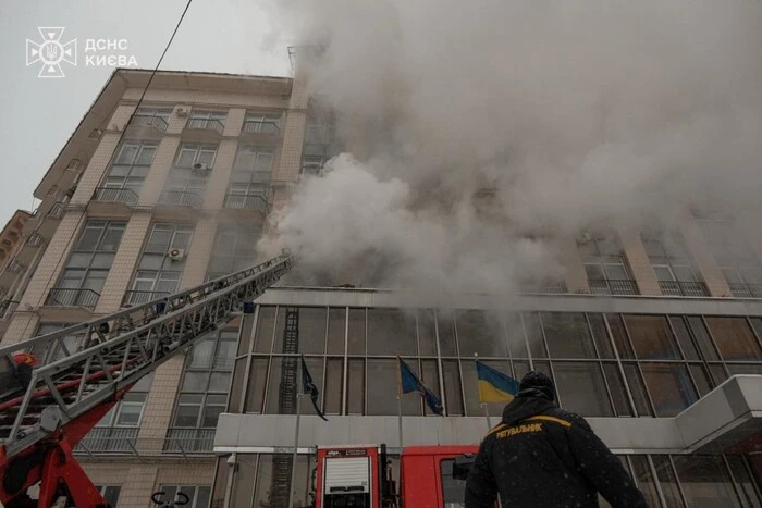 Займання у Києві: горить готель “Дніпро” на Хрещатику&hellip;