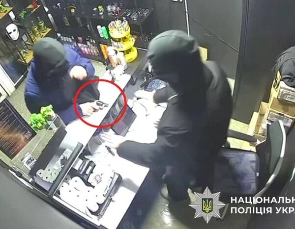 У Києві крамар з помічником зімітували грабіж тютюнової лавки.