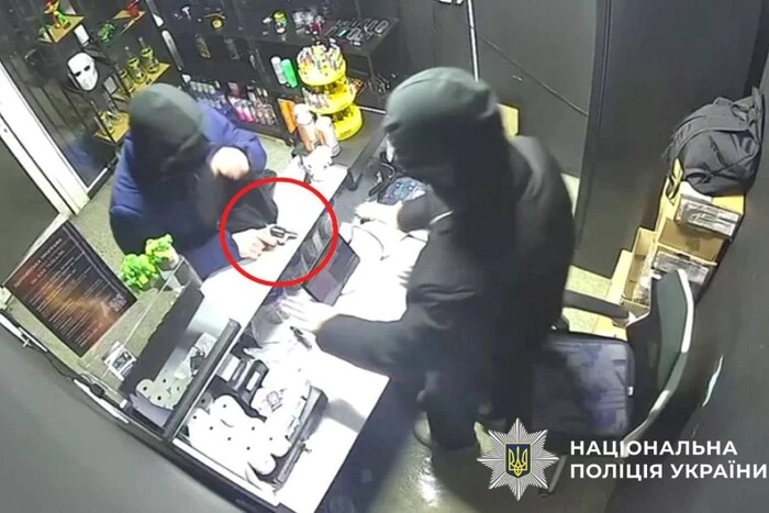 У Києві крамар з помічником зімітували грабіж тютюнової&hellip;