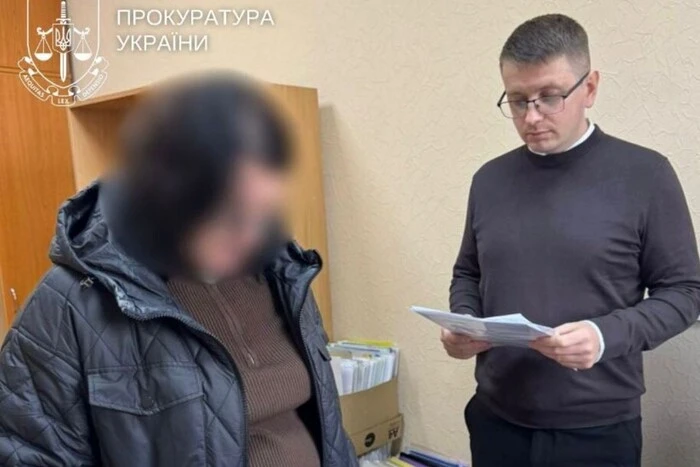 Привласнювала заохочення та “відпускні по хворобі”: що загрожує…