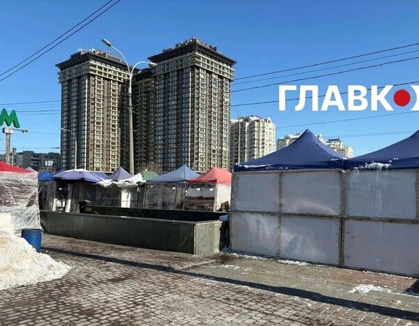 З настанням холодів на “Мінській” з’явились парники-саморобки (фотозвіт)