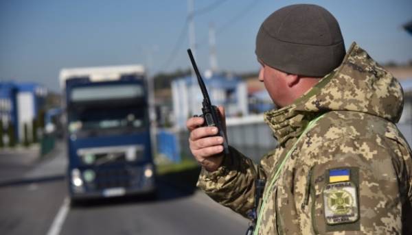 Молдова знову пропускає вантажівки з України.