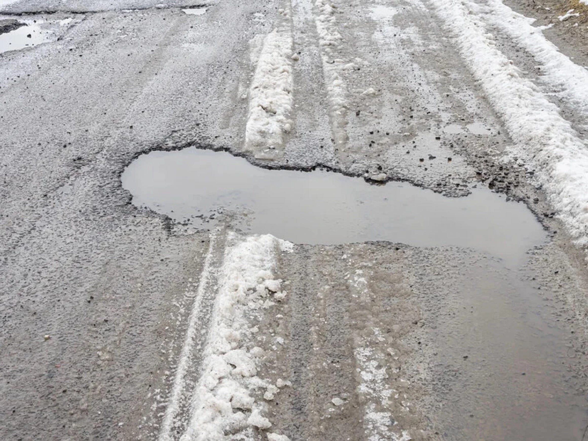 Одна із головних трас країни – у критичному стані: фури втрачають колеса, а водії скаржаться на «місячний пейзаж»